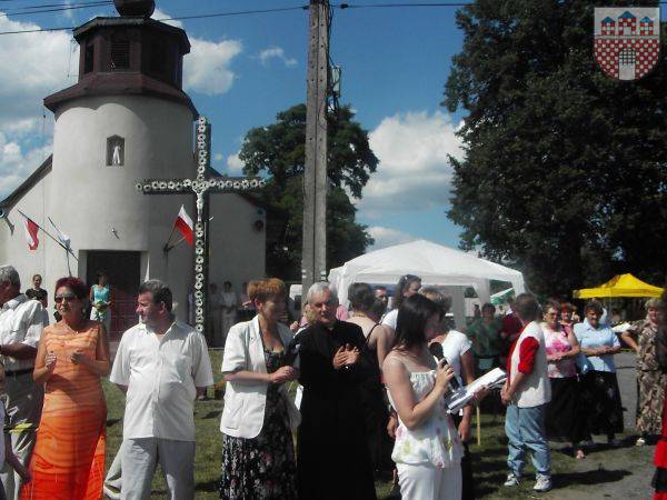 : Na fot. na festyn przybyli okoliczni mieszkańcy oraz wielu gości m.in. ks. Jan Wajs – proboszcz z Żarek